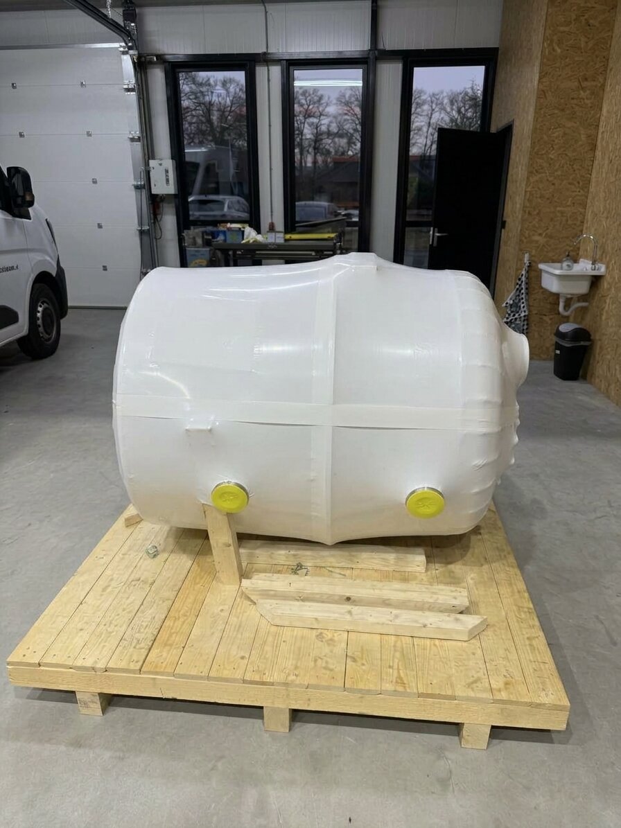 Drukvat ingesealed in witte krimpfolie op een houten pallet, klaar voor transport