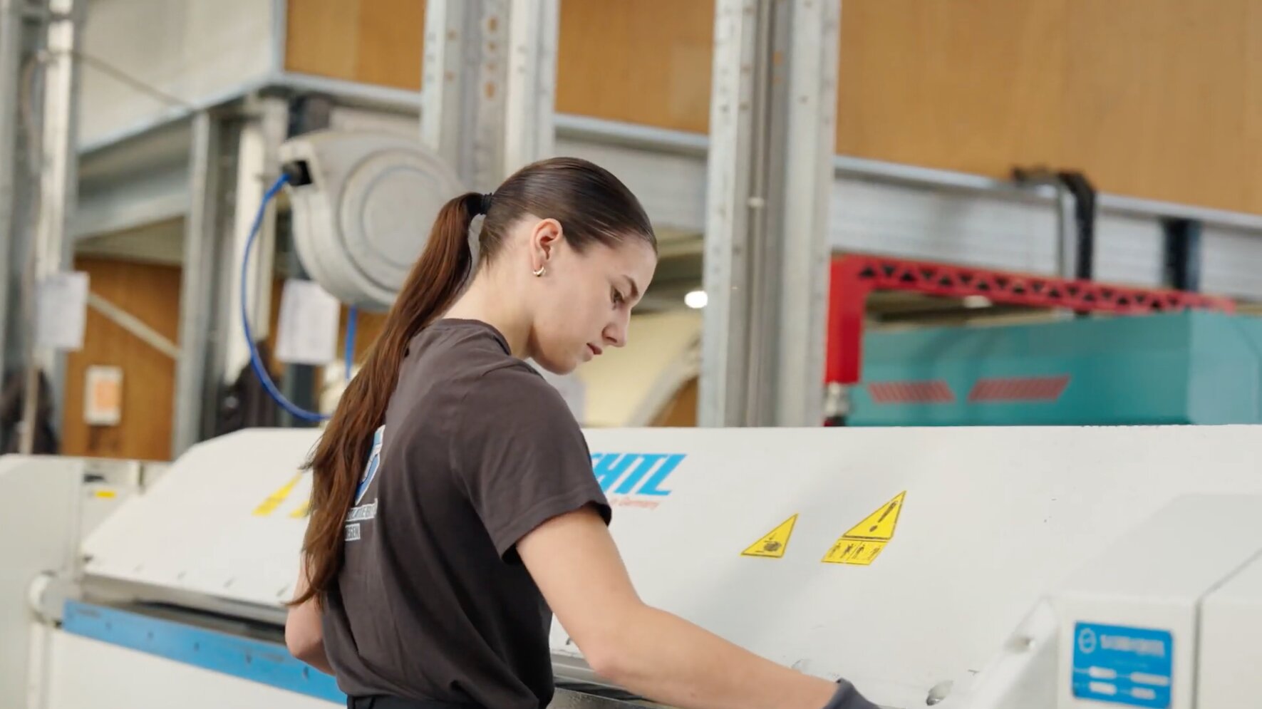 Medewerker bedient een zetbank voor plaatwerk in de werkplaats