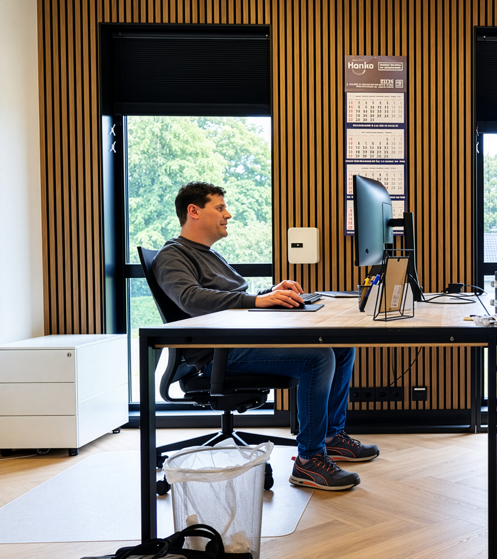 Twee medewerkers van Vinke Isotechniek aan het werk achter hun bureau op kantoor